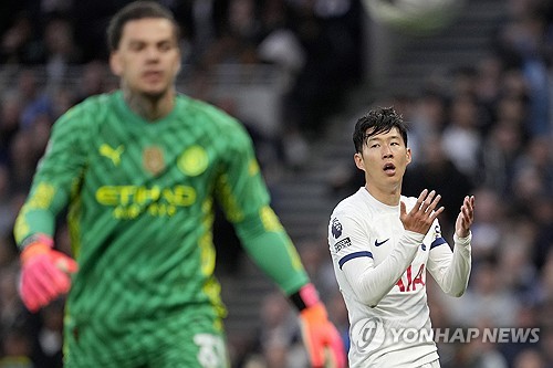 영국 매체 풋볼팬캐스트가 16일(한국시간) 토트넘이 손흥민의 미래가 불투명하다며 스페인에서 새로운 공격수 영입을 추진하고 있다고 전했다. 아직 재계약에 대해 진척이 없는 가운데, 토트넘은 선수단 개편을 예고하며 비야레알 공격수 알렉스 바에나를 노리고 있다고 전했다. 연합뉴스