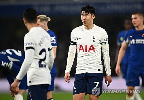 영국 매체 풋볼팬캐스트가 16일(한국시간) 토트넘이 손흥민의 미래가 불투명하다며 스페인에서 새로운 공격수 영입을 추진하고 있다고 전했다. 아직 재계약에 대해 진척이 없는 가운데, 토트넘은 선수단 개편을 예고하며 비야레알 공격수 알렉스 바에나를 노리고 있다고 전했다. 연합뉴스