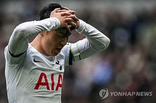 영국 매체 풋볼팬캐스트가 16일(한국시간) 토트넘이 손흥민의 미래가 불투명하다며 스페인에서 새로운 공격수 영입을 추진하고 있다고 전했다. 아직 재계약에 대해 진척이 없는 가운데, 토트넘은 선수단 개편을 예고하며 비야레알 공격수 알렉스 바에나를 노리고 있다고 전했다. 연합뉴스