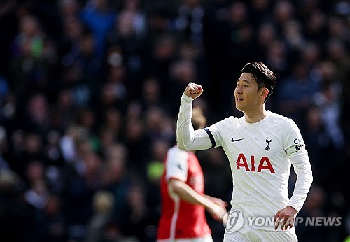 영국 매체 풋볼팬캐스트가 16일(한국시간) 토트넘이 손흥민의 미래가 불투명하다며 스페인에서 새로운 공격수 영입을 추진하고 있다고 전했다. 아직 재계약에 대해 진척이 없는 가운데, 토트넘은 선수단 개편을 예고하며 비야레알 공격수 알렉스 바에나를 노리고 있다고 전했다. 연합뉴스