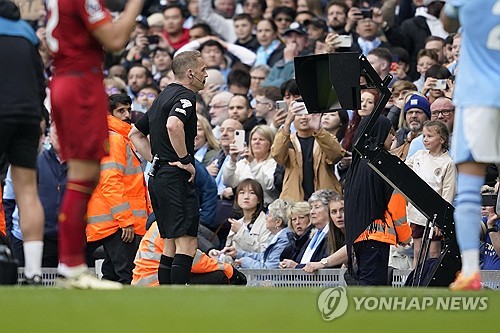 잉글리시 프리미어리그는 6일 공식 홈페이지를 통해 투표 결과 다음 시즌에도 VAR 시스템을 유지하게 됐다고 발표했다. 영국 공영방송 BBC에 의하면서 황희찬이 뛰고 있는 울버햄프턴 원더러스는 VAR 시스템에 큰 불만을 드러내면서 폐지를 시도했다. VAR 제도 폐지를 위해선 프리미어리그 20개 클럽 중 14개 구단 이상이 동의를 표해야 하는데 울버햄프턴을 제외한 나머지 19개 팀이 VAR 제도를 유지하는 쪽에 표를 던지면서 울버햄프턴의 VAR 퇴출 시도는 무위로 돌아갔다. 연합뉴스