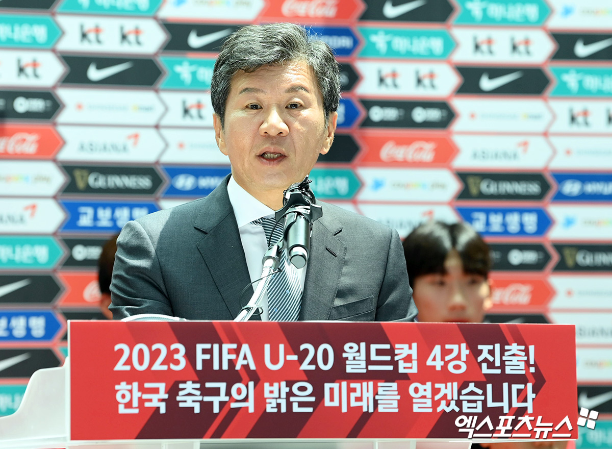 AFC가 16일(한국시간) 태국 방콕에서 열린 2024 AFC 총회에서 정몽규 대한축구협회장을 AFC 집행위원으로 선출했다. 정몽규 회장은 이번 선거에 단독으로 출마하여 AFC 정관에 따라 투표 없이 추대로 선임이 확정됐다. 정몽규 회장 외에도 중앙아시아에 할당된 여성 위원 몫으로 단독 출마한 미고나 마흐마다리에바(타지키스탄) 위원도 함께 선임됐다. 정 회장의 임기는 오는 2027년 정기 총회까지다. 엑스포츠뉴스DB