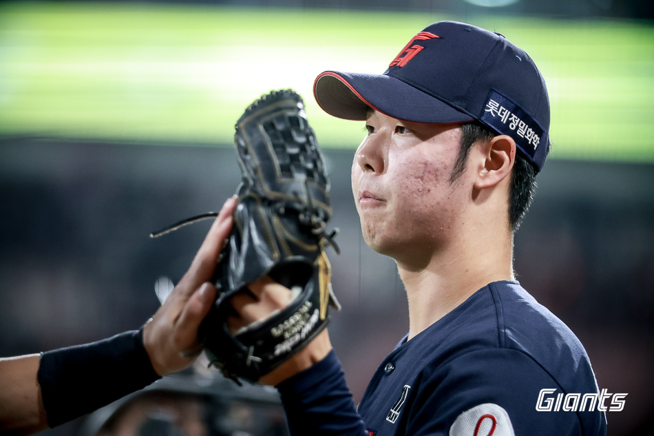 롯데 자이언츠 루키 투수 전미르. 5월 16일 수원 KT위즈파크에서 열린 2024 신한 SOL Bank KBO리그 KT 위즈와 시즌 5차전에 8회초 등판, 1이닝 1볼넷 무실점으로 홀드를 기록했다. 사진 롯데 자이언츠