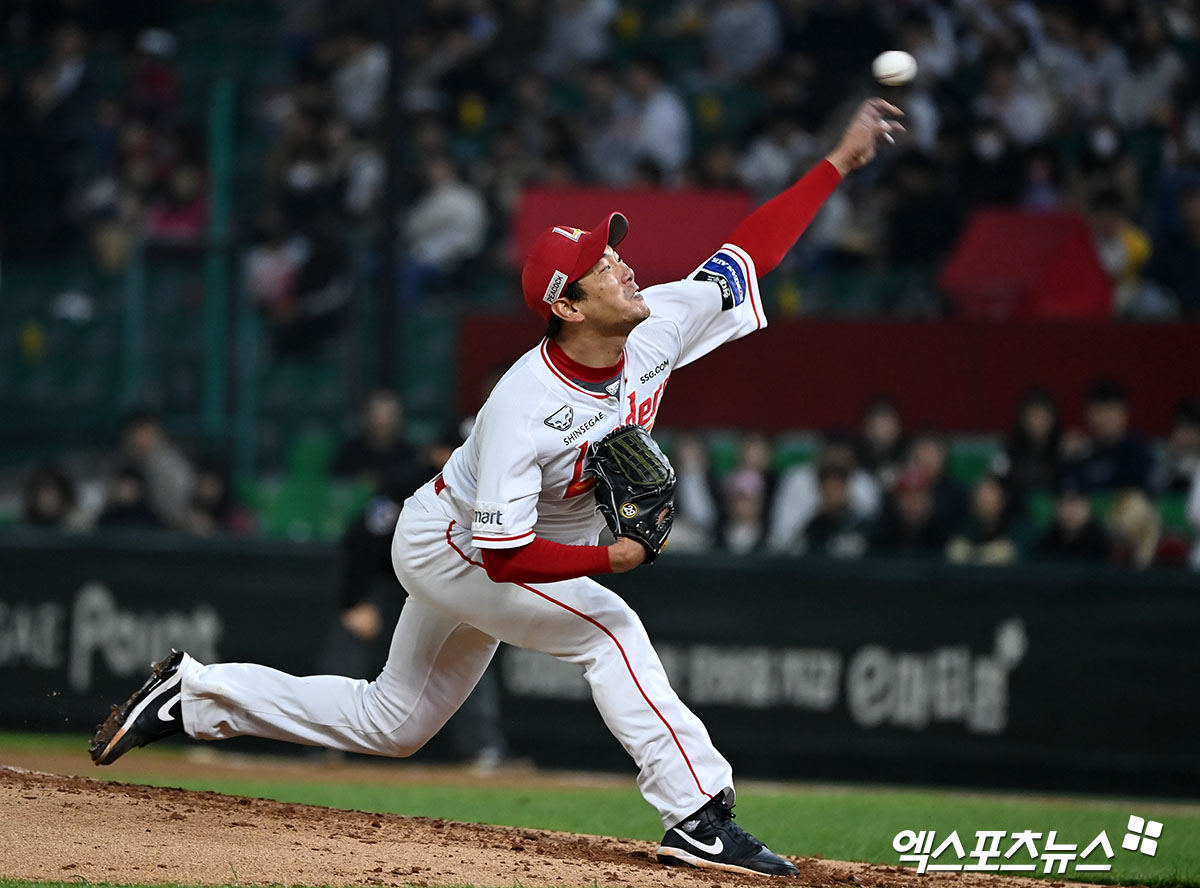 16일 오후 인천SSG랜더스필드에서 열린 2024 신한 SOL Bank KBO리그 KIA 타이거즈와 SSG 랜더스의 경기, 4회초 SSG 선발투수 김광현이 공을 힘차게 던지고 있다. 엑스포츠뉴스 DB