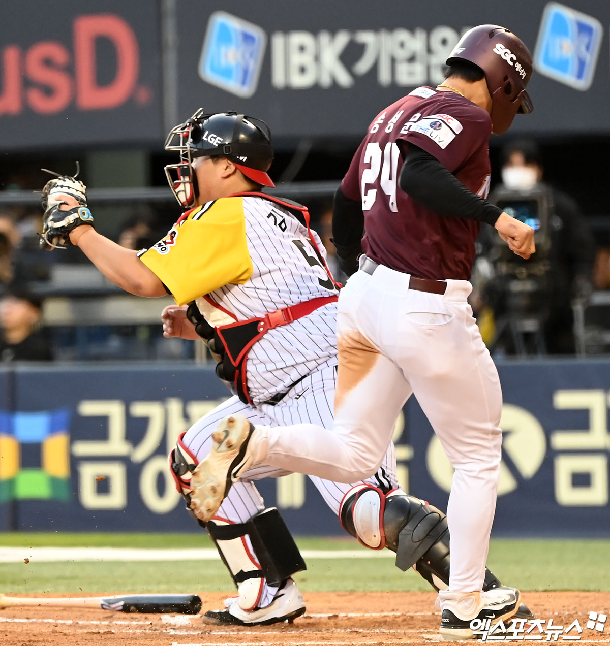 14일 오후 서울 송파구 잠실야구장에서 열린 2024 신한 SOL Bank KBO리그 키움 히어로즈와 LG 트윈스의 경기, 2회초 1사 만루 LG 김범석이 키움 송성문을 포스아웃 시키는 과정에서 발을 밟히고 있다. 엑스포츠뉴스DB