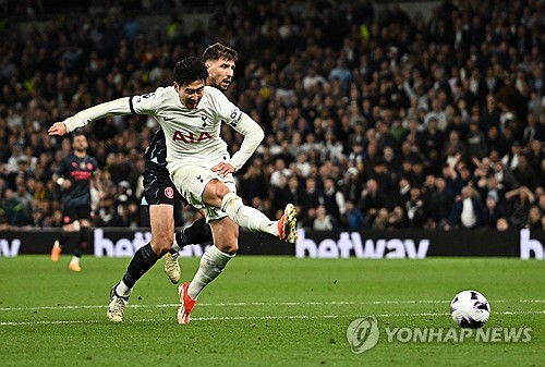 손흥민은 15일 열린 잉글리시 프리미어리그 토트넘-맨시티전에서 후반 41분 1-1 동점을 만들 수 있는 결정적인 찬스를 놓쳤다. 토트넘이 비기기만 해도 최대 라이벌 아스널이 20년 만에 우승할 찬스가 이뤄지기 때문에 손흥민에 대한 논란이 커졌다. 손흥민은 이런 우스꽝스러운 논란에 대해 자신도 인간이라며 골 찬스 놓쳤음을 시인했다. 연합뉴스