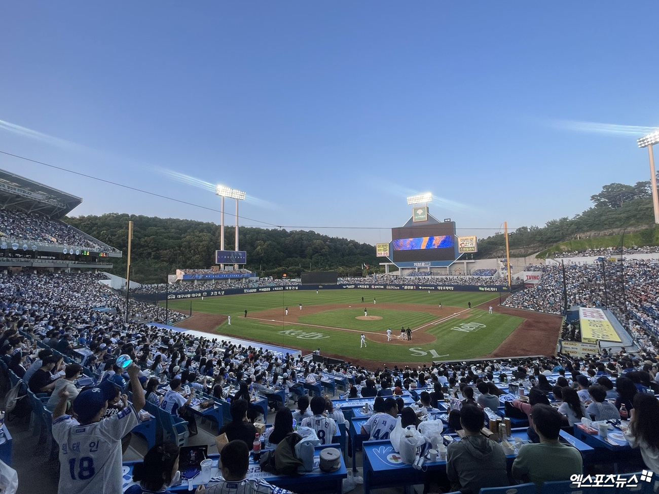 17일 삼성 라이온즈와 한화 이글스의 3연전 중 첫 경기가 열린 대구 삼성라이온즈파크의 모습. 3연전 모두 매진됐다. 대구, 최원영 기자