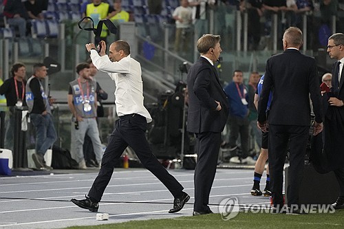 이탈리아 세리에A 명문 유벤투스는 17일 구단 홈페이지를 통해 마시밀리아노 알레그리 감독을 경질했다고 발표했다. 유벤투스는 경질 사유로 지난 코파 이탈리아 결승전 때 보인 알레그리 감독의 행동을 거론했다. 당시 알레그리 감독은 경기가 끝난 후 이탈리아 언론사 편집장에게 폭언과 협박성 발언을 하면서 큰 논란을 일으켰다. 물의를 일으킨 알레그리 감독을 경질한 유벤투스는 후임으로 올시즌 볼로냐를 이끌고 UEFA 챔피언스리그 진출권을 얻은 티아고 모타 감독을 낙점한 것으로 알려졌다. 연합뉴스