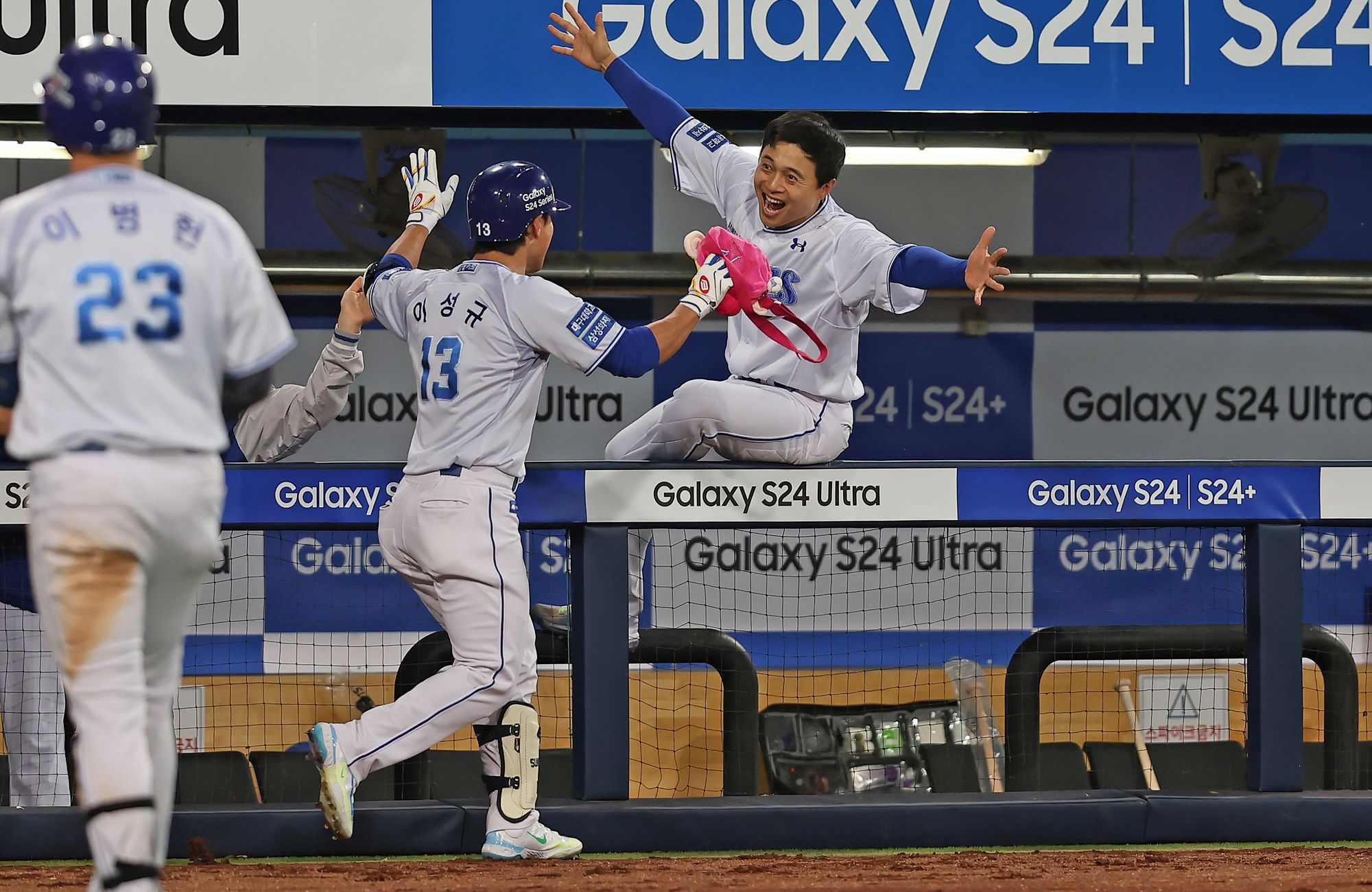 삼성 라이온즈 김헌곤이 팀 동료 이성규의 홈런에 기뻐하며 두 팔 벌려 환영하고 있다. 삼성 라이온즈 제공