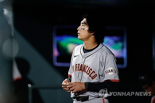 이정후가 시즌 아웃 진단을 받았다. 이정후 소속팀인 미국 메이저리그(MLB) 샌프란시스코 자이언츠 구단은 18일 이정후가 로스앤젤레스에서 닐 엘라트라체 박사를 만났고, 어깨 수술을 권유받았다며 이정후는 몇주 내 왼쪽 어깨 관절와순 봉합 수술을 받으며 2024년엔 그라운드에 서지 않을 전망이라고 밝혔다. 이정후는 지난 13일 신시내티와 홈 경기 1회 수비 도중 상대 타자 제이머 칸델라리오의 홈런성 타구를 쫓아가 공을 잡으려고 점프했으나 포구하지 못한 채 펜스에 강하게 부딪힌 뒤 쓰러졌다. 연합뉴스