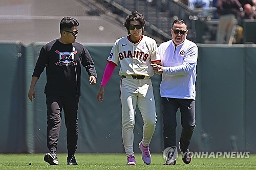 이정후가 시즌 아웃 진단을 받았다. 이정후 소속팀인 미국 메이저리그(MLB) 샌프란시스코 자이언츠 구단은 18일 이정후가 로스앤젤레스에서 닐 엘라트라체 박사를 만났고, 어깨 수술을 권유받았다며 이정후는 몇주 내 왼쪽 어깨 관절와순 봉합 수술을 받으며 2024년엔 그라운드에 서지 않을 전망이라고 밝혔다. 이정후는 지난 13일 신시내티와 홈 경기 1회 수비 도중 상대 타자 제이머 칸델라리오의 홈런성 타구를 쫓아가 공을 잡으려고 점프했으나 포구하지 못한 채 펜스에 강하게 부딪힌 뒤 쓰러졌다. 연합뉴스