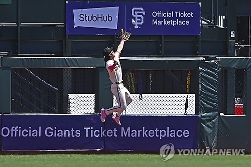 이정후가 시즌 아웃 진단을 받았다. 이정후 소속팀인 미국 메이저리그(MLB) 샌프란시스코 자이언츠 구단은 18일 이정후가 로스앤젤레스에서 닐 엘라트라체 박사를 만났고, 어깨 수술을 권유받았다며 이정후는 몇주 내 왼쪽 어깨 관절와순 봉합 수술을 받으며 2024년엔 그라운드에 서지 않을 전망이라고 밝혔다. 이정후는 지난 13일 신시내티와 홈 경기 1회 수비 도중 상대 타자 제이머 칸델라리오의 홈런성 타구를 쫓아가 공을 잡으려고 점프했으나 포구하지 못한 채 펜스에 강하게 부딪힌 뒤 쓰러졌다. 연합뉴스