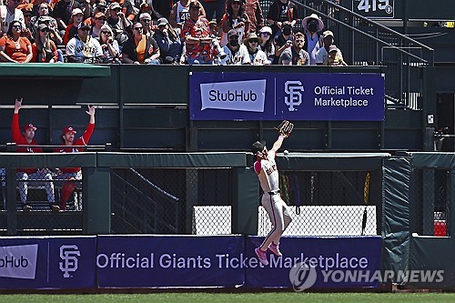 이정후가 시즌 아웃 진단을 받았다. 이정후 소속팀인 미국 메이저리그(MLB) 샌프란시스코 자이언츠 구단은 18일 이정후가 로스앤젤레스에서 닐 엘라트라체 박사를 만났고, 어깨 수술을 권유받았다며 이정후는 몇주 내 왼쪽 어깨 관절와순 봉합 수술을 받으며 2024년엔 그라운드에 서지 않을 전망이라고 밝혔다. 이정후는 지난 13일 신시내티와 홈 경기 1회 수비 도중 상대 타자 제이머 칸델라리오의 홈런성 타구를 쫓아가 공을 잡으려고 점프했으나 포구하지 못한 채 펜스에 강하게 부딪힌 뒤 쓰러졌다. 연합뉴스