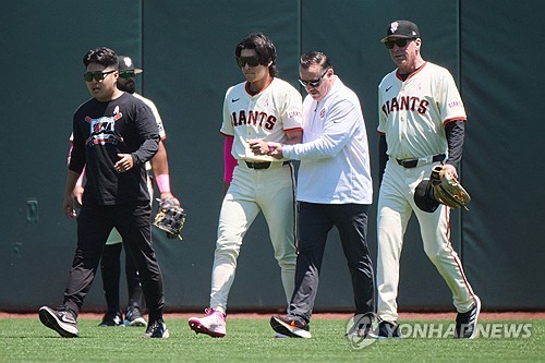 이정후가 시즌 아웃 진단을 받았다. 이정후 소속팀인 미국 메이저리그(MLB) 샌프란시스코 자이언츠 구단은 18일 이정후가 로스앤젤레스에서 닐 엘라트라체 박사를 만났고, 어깨 수술을 권유받았다며 이정후는 몇주 내 왼쪽 어깨 관절와순 봉합 수술을 받으며 2024년엔 그라운드에 서지 않을 전망이라고 밝혔다. 이정후는 지난 13일 신시내티와 홈 경기 1회 수비 도중 상대 타자 제이머 칸델라리오의 홈런성 타구를 쫓아가 공을 잡으려고 점프했으나 포구하지 못한 채 펜스에 강하게 부딪힌 뒤 쓰러졌다. 연합뉴스