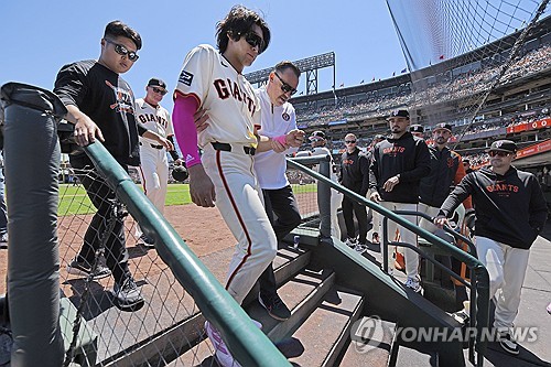 이정후가 시즌 아웃 진단을 받았다. 이정후 소속팀인 미국 메이저리그(MLB) 샌프란시스코 자이언츠 구단은 18일 이정후가 로스앤젤레스에서 닐 엘라트라체 박사를 만났고, 어깨 수술을 권유받았다며 이정후는 몇주 내 왼쪽 어깨 관절와순 봉합 수술을 받으며 2024년엔 그라운드에 서지 않을 전망이라고 밝혔다. 이정후는 지난 13일 신시내티와 홈 경기 1회 수비 도중 상대 타자 제이머 칸델라리오의 홈런성 타구를 쫓아가 공을 잡으려고 점프했으나 포구하지 못한 채 펜스에 강하게 부딪힌 뒤 쓰러졌다. 연합뉴스