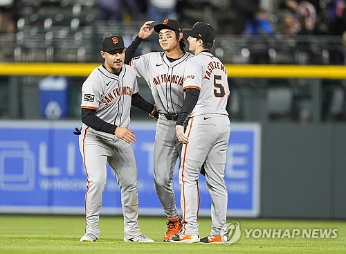 이정후가 시즌 아웃 진단을 받았다. 이정후 소속팀인 미국 메이저리그(MLB) 샌프란시스코 자이언츠 구단은 18일 이정후가 로스앤젤레스에서 닐 엘라트라체 박사를 만났고, 어깨 수술을 권유받았다며 이정후는 몇주 내 왼쪽 어깨 관절와순 봉합 수술을 받으며 2024년엔 그라운드에 서지 않을 전망이라고 밝혔다. 이정후는 지난 13일 신시내티와 홈 경기 1회 수비 도중 상대 타자 제이머 칸델라리오의 홈런성 타구를 쫓아가 공을 잡으려고 점프했으나 포구하지 못한 채 펜스에 강하게 부딪힌 뒤 쓰러졌다. 연합뉴스