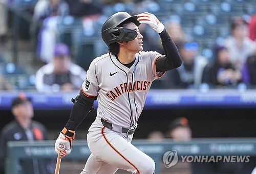 이정후가 시즌 아웃 진단을 받았다. 이정후 소속팀인 미국 메이저리그(MLB) 샌프란시스코 자이언츠 구단은 18일 이정후가 로스앤젤레스에서 닐 엘라트라체 박사를 만났고, 어깨 수술을 권유받았다며 이정후는 몇주 내 왼쪽 어깨 관절와순 봉합 수술을 받으며 2024년엔 그라운드에 서지 않을 전망이라고 밝혔다. 이정후는 지난 13일 신시내티와 홈 경기 1회 수비 도중 상대 타자 제이머 칸델라리오의 홈런성 타구를 쫓아가 공을 잡으려고 점프했으나 포구하지 못한 채 펜스에 강하게 부딪힌 뒤 쓰러졌다. 연합뉴스