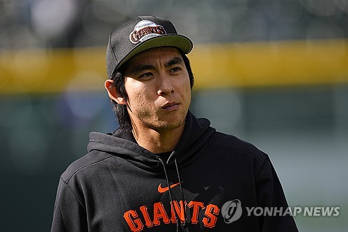 이정후가 시즌 아웃 진단을 받았다. 이정후 소속팀인 미국 메이저리그(MLB) 샌프란시스코 자이언츠 구단은 18일 이정후가 로스앤젤레스에서 닐 엘라트라체 박사를 만났고, 어깨 수술을 권유받았다며 이정후는 몇주 내 왼쪽 어깨 관절와순 봉합 수술을 받으며 2024년엔 그라운드에 서지 않을 전망이라고 밝혔다. 이정후는 지난 13일 신시내티와 홈 경기 1회 수비 도중 상대 타자 제이머 칸델라리오의 홈런성 타구를 쫓아가 공을 잡으려고 점프했으나 포구하지 못한 채 펜스에 강하게 부딪힌 뒤 쓰러졌다. 연합뉴스