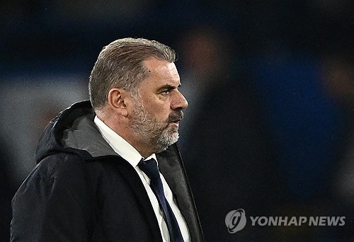 안지 포스테코글루 감독의 분노에는 이유가 있었다. 맨체스터 시티와의 홈 경기에서 0-2로 완패한 뒤 기자회견 도중 울음을 터트릴 듯한 행동을 보일 정도로 분노했던 포스테코글루 감독은 토트넘 홋스퍼 구단과 팬들이 스몰 클럽이나 할 법한 행동들을 보여 실망한 듯하다. 이에 현지에서는 포스테코글루 감독이 토트넘을 떠날 방법을 모색하고 있다는 보도가 나오기도 했다. 사진 연합뉴스