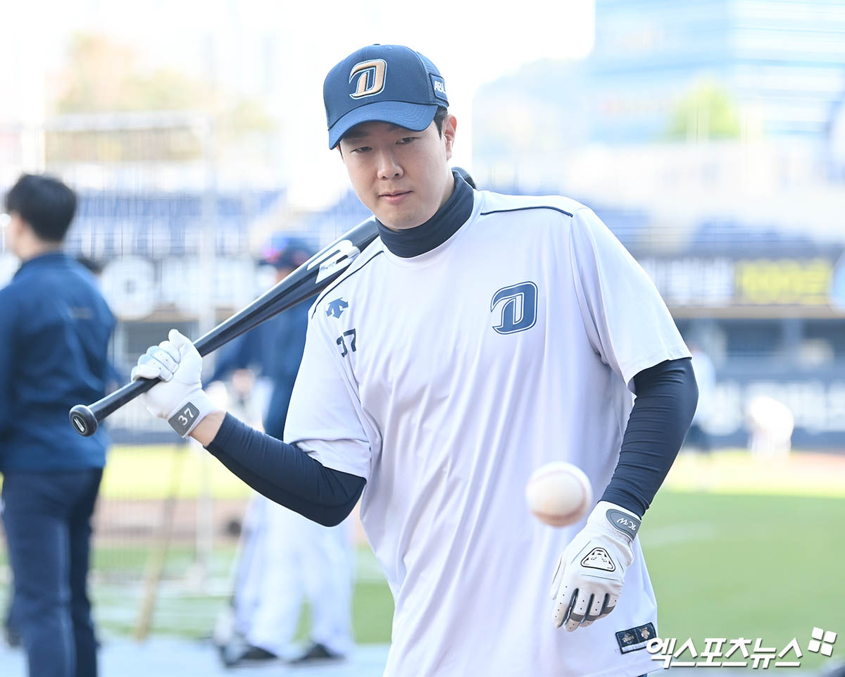 박건우는 18일 창원 NC파크에서 열릴 '2024 신한 SOL Bank KBO 리그' KIA 타이거즈와 주말 3연전 2차전을 앞두고 3번타자 우익수로 정상 출격한다. 하루 전(17일) 박건우는 경기 중반 오른쪽 옆구리 불편함으로 교체됐다. 엑스포츠뉴스 DB