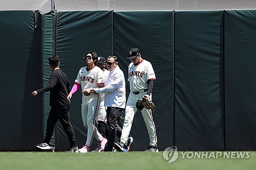 이정후 소속팀인 미국 메이저리그(MLB) 샌프란시스코 자이언츠 구단은 18일 이정후가 로스앤젤레스에서 닐 엘라트라체 박사를 만났고, 어깨 수술을 권유받았다며 이정후는 몇주 내 왼쪽 어깨 관절와순 봉합 수술을 받으며 2024년엔 그라운드에 서지 않을 전망이라고 밝혔다. 연합뉴스