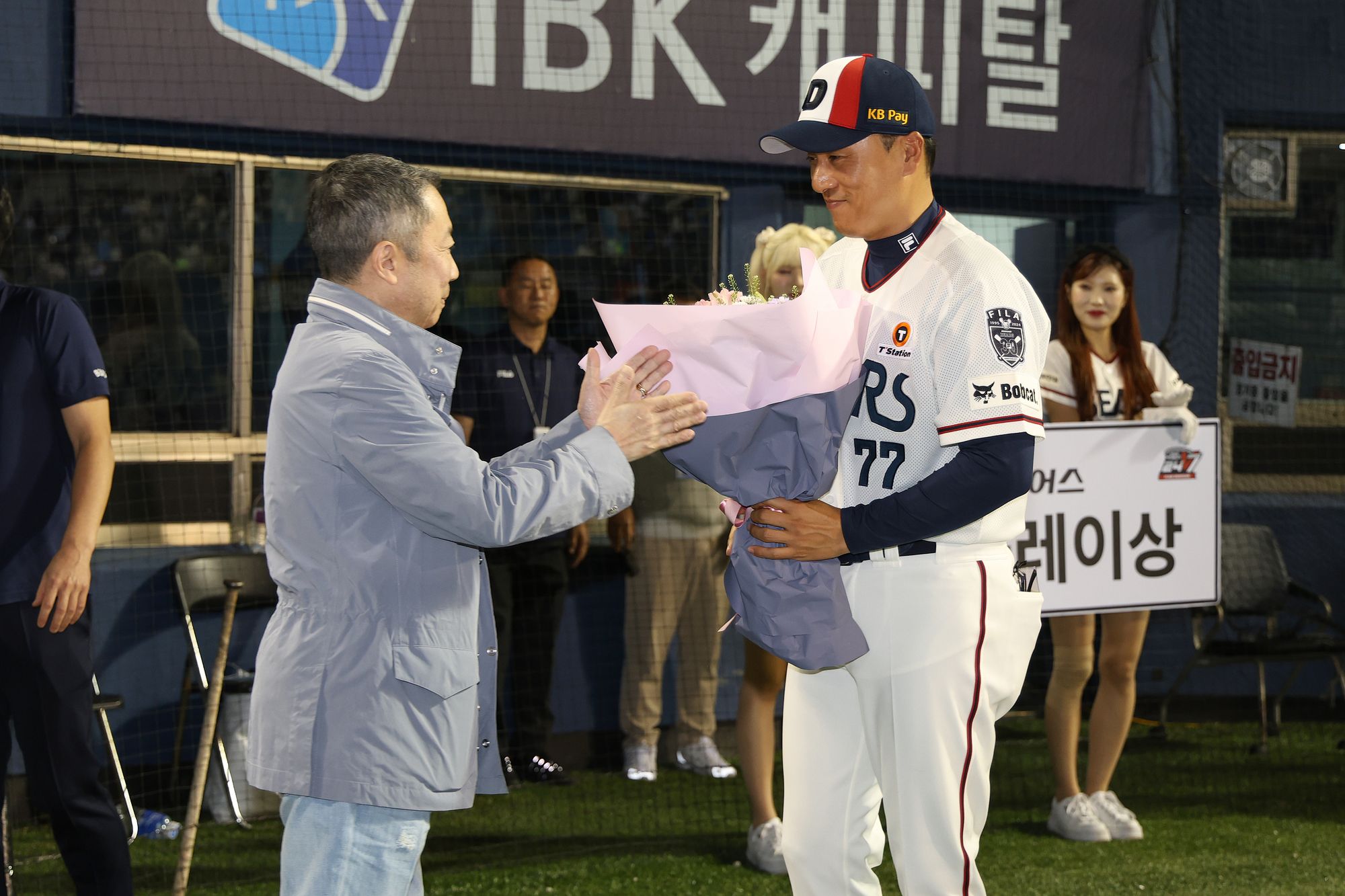 박정원 두산그룹 회장 겸 두산 베어스 구단주가 5월 18일 서울 잠실야구장을 찾았다. 두산과 롯데 자이언츠의 경기를 현장에서 지켜보고 게임 종료 후 이승엽 두산 감독의 100승 기념 축하 꽃다발을 전달했다. 사진 두산 베어스