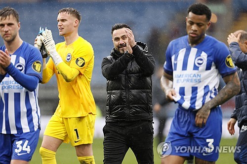 스카이스포츠 독일이 19일(한국시간) 브라이턴과 작별을 알린 데 제르비 감독이 뮌헨으로 오지 않을 거라고 전했다. 이적시장 전문 기자 파브리치오 로마노는 데 제르비와 뮌헨의 대화가 3~4월에 있었으며 서로 다른 이유로 인해 협상을 종료한 상태라고 밝혔다. 연합뉴스