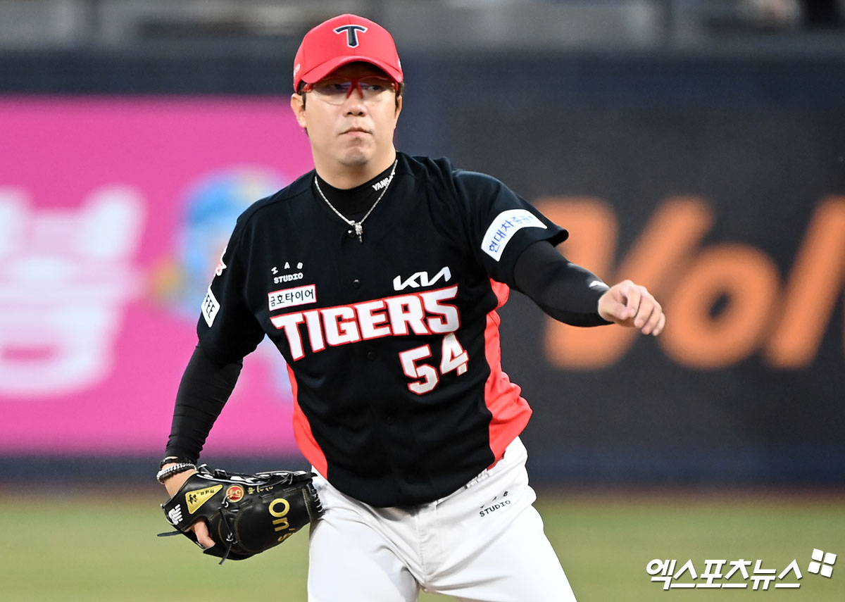 양현종은 19일 창원 NC파크에서 열린 '2024 신한 SOL Bank KBO 리그' NC 다이노스와 주말 3연전 마지막 경기에서 선발 등판. 6이닝 1실점으로 팀 승리에 힘을 보탰다. 동시에 이날 6회까지 던지며 통산 2395이닝으로 KBO 리그 최다 이닝 단독 2위로 올라섰다. 엑스포츠뉴스 DB 