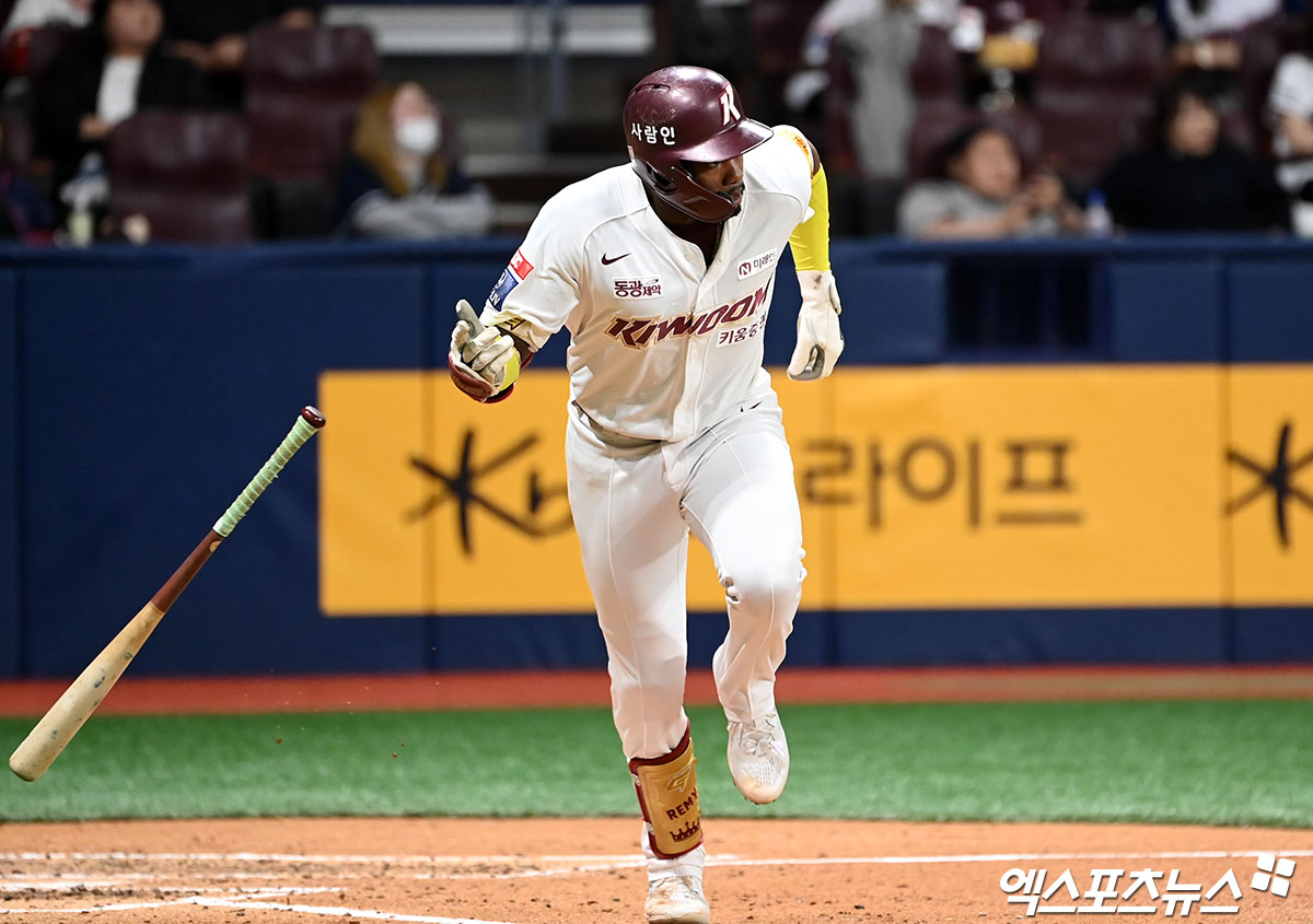 19일 오후 서울 고척스카이돔에서 열린 2024 신한 SOL Bank KBO리그 SSG 랜더스와 키움 히어로즈의 경기, 키움이 장단 13안타와 마운드의 쾌투를 앞세워 10-3 승리를 거뒀다. 키움 로니 도슨은 홈런 포함 3안타 4타점으로 팀 승리를 이끌었다. 엑스포츠뉴스DB