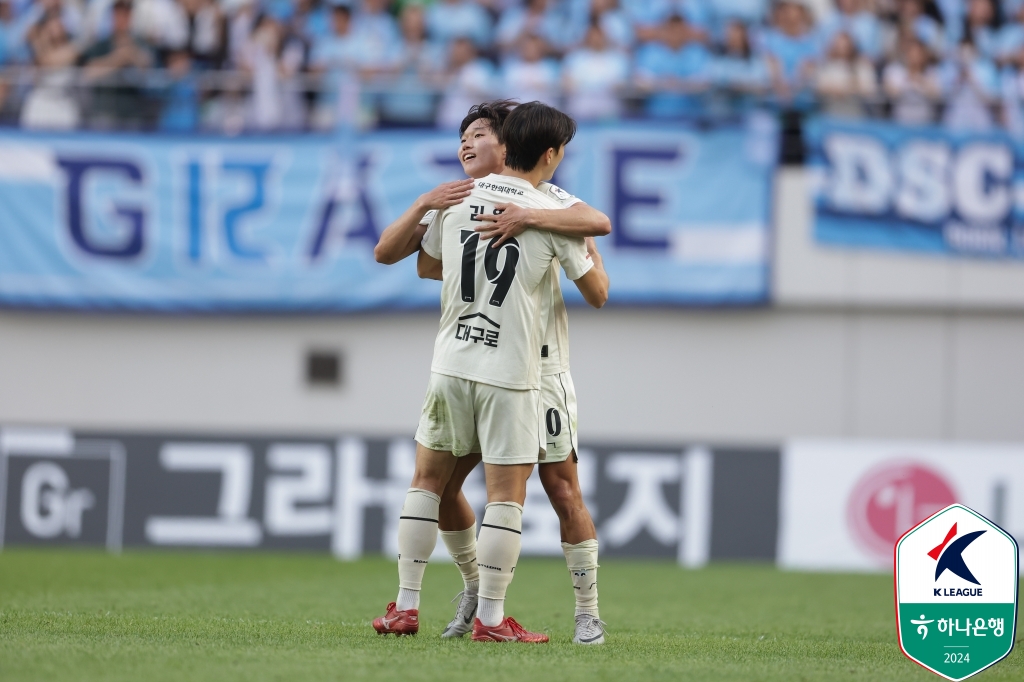 제시 린가드 선발 투입 효과는 없었다. FC서울이 홈에서 대구FC에 패했다. 서울은 19일 서울월드컵경기장에서 열린 대구와의 하나은행 K리그1 2024 13라운드 홈 맞대결서 전반전을 0-0으로 마쳤으나 후반에만 최준의 자책골, 박용희에게 추가골을 내주며 1-2로 졌다. 첫 연승에 성공한 대구는 시즌 3승째를 가져가며 3승5무5패, 승점 14로 9위까지 뛰어올랐다. 반면, 린가드를 첫 선발 출전시키며 변화를 줬던 서울은 4승3무6패, 승점 15로 8위를 유지했다. 한국프로축구연맹 제공