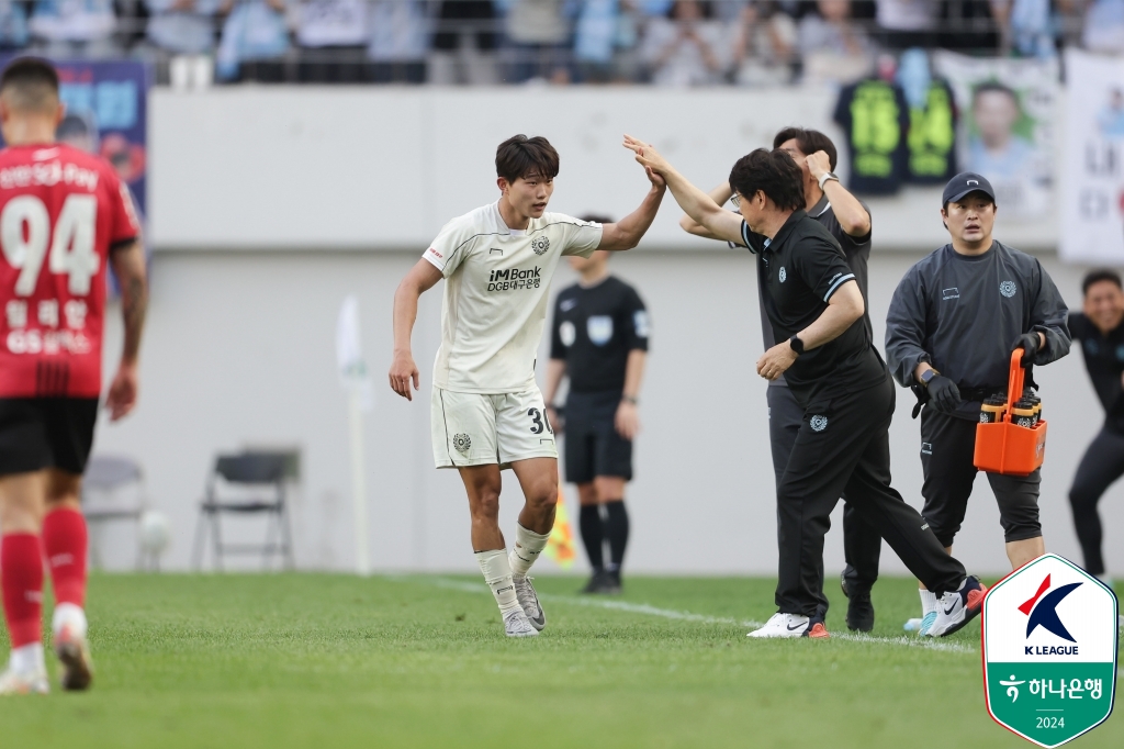 제시 린가드 선발 투입 효과는 없었다. FC서울이 홈에서 대구FC에 패했다. 서울은 19일 서울월드컵경기장에서 열린 대구와의 하나은행 K리그1 2024 13라운드 홈 맞대결서 전반전을 0-0으로 마쳤으나 후반에만 최준의 자책골, 박용희에게 추가골을 내주며 1-2로 졌다. 첫 연승에 성공한 대구는 시즌 3승째를 가져가며 3승5무5패, 승점 14로 9위까지 뛰어올랐다. 반면, 린가드를 첫 선발 출전시키며 변화를 줬던 서울은 4승3무6패, 승점 15로 8위를 유지했다. 한국프로축구연맹 제공