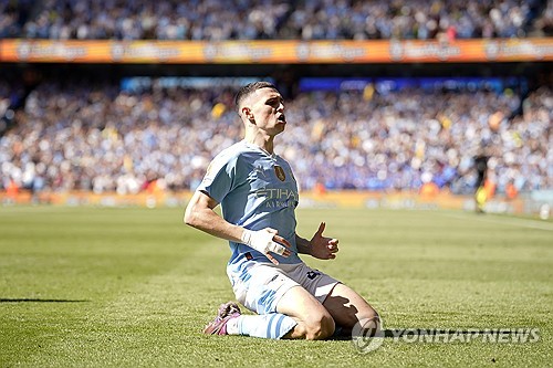 잉글랜드 프로축구선수협회(PFA)는 21일(한국시간) 올해의 선수로 필 포든(맨체스터 시티)을 선정했다. 토트넘 홋스퍼 입단이 예약된 대한민국 윙어 양민혁의 우상이기도 한 포든은 지난 시즌 리그에서 19골 8도움을 올리며 맨시티의 프리미어리그 우승을 이끌었다. 연합뉴스