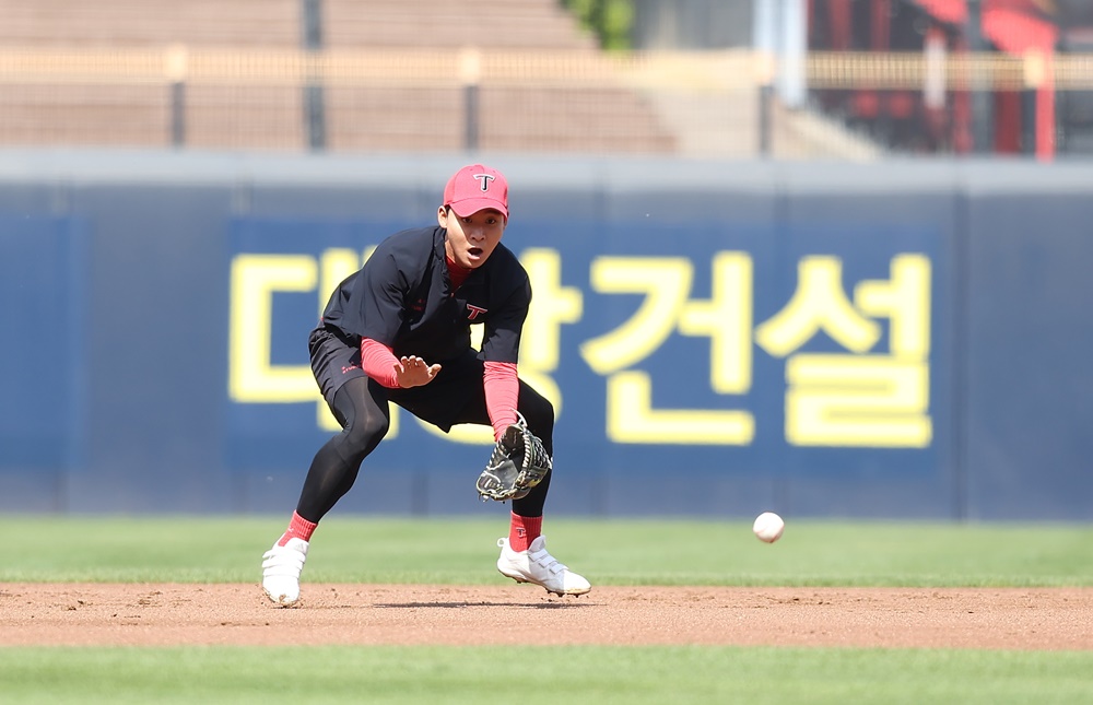 홍종표는 17일 창원 NC파크에서 열린 '2024 신한 SOL Bank KBO 리그' NC와 주말 3연전 첫 번째 경기에서 9번타자 3루수로 선발 출전. 3타수 2안타 2득점으로 팀 승리에 힘을 보탰다. KIA 타이거즈