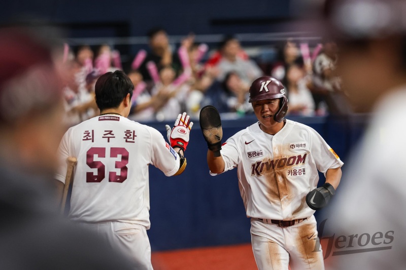 19일 오후 서울 고척스카이돔에서 열린 2024 신한 SOL Bank KBO리그 SSG 랜더스와 키움 히어로즈의 경기, 키움이 10-3 승리를 거뒀다. 키움 고영우가 득점 후 하이파이브를 하고 있다. 키움 히어로즈