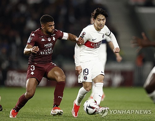 PSG가 20일(한국시간) 프랑스 메츠 인근에 있는 스타드 생 생포리앵에서 열린 FC메츠와의 2023-2024시즌 리그1 최종 라운드에서 이강인의 1골 1도움 맹활약 속에 2-0으로 승리했다. 이강인은 이날 1골 1도움으로 맹활약하며 후스코어드닷컴으로부터 양팀 최다인 8.4점의 평점을 받았다. 이제 PSG에게 남은 대회는 쿠프 드 프랑스다. 오는 26일 오전 4시 프랑스 릴 근교 도시에 위치한 스타드 피에르-모루아에서 PSG는 올랭피크 리옹과 결승전을 갖는다.   이 경기까지 잡으면, PSG는 도메스틱 트레블(리그1-슈퍼컵-쿠프 드 프랑스)을 달성하게 된다. 지난 2019-2020시즌 이후 4년 만의 트레블이 될 수 있다. 연합뉴스