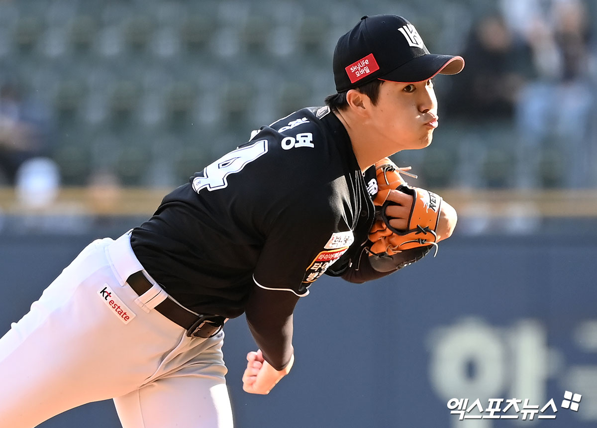 12일 오후 서울 송파구 잠실야구장에서 열린 2024 신한 SOL Bank KBO리그 KT 위즈와 두산 베어스의 더블헤더 2차전 경기, 1회말 KT 선발투수 육청명이 공을 힘차게 던지고 있다. 엑스포츠뉴스 DB