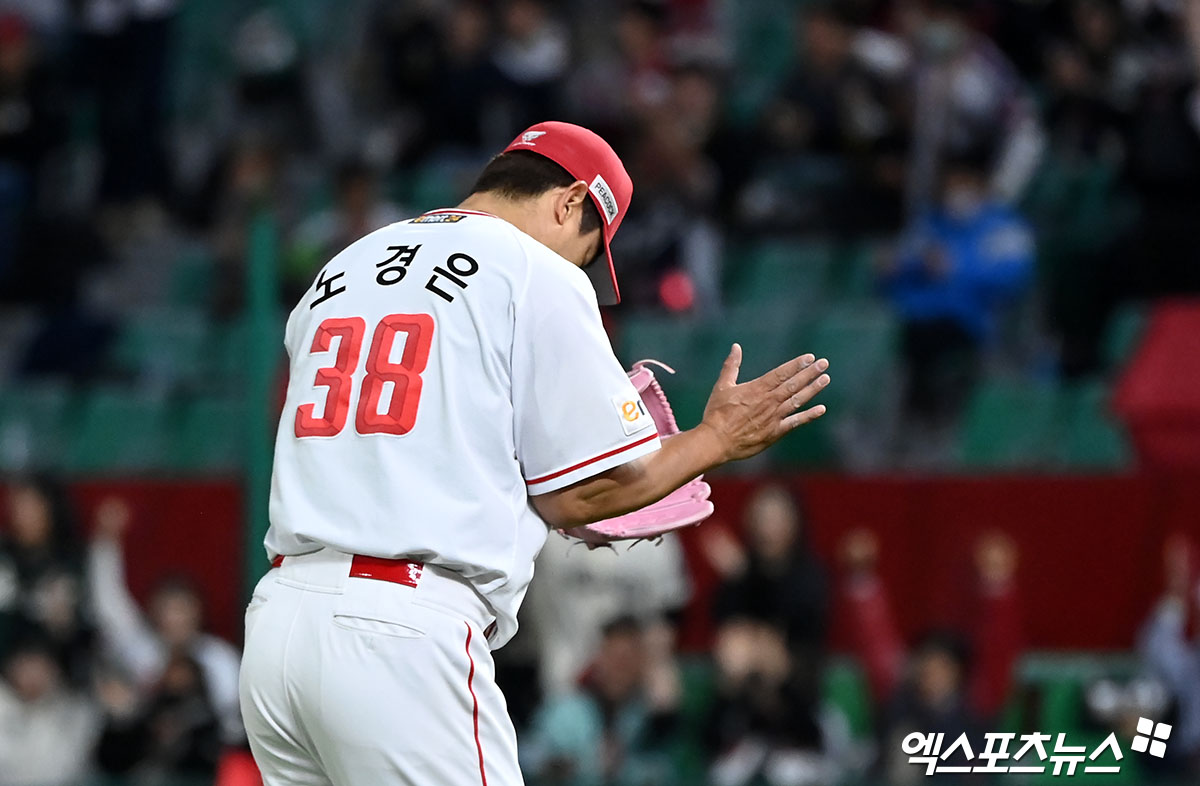 18일 오후 인천SSG랜더스필드에서 열린 2024 신한 SOL Bank KBO리그 KIA 타이거즈와 SSG 랜더스의 경기, 8회초 수비를 마친 SSG 노경은이 박수를 치며 더그아웃으로 향하고 있다. 엑스포츠뉴스 DB