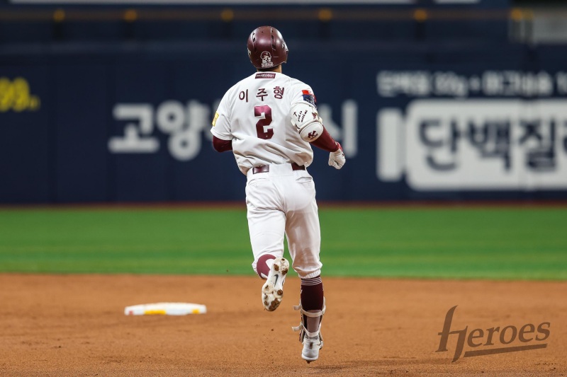 19일 오후 서울 구로구 고척스카이돔에서 열린 2024 신한 SOL Bank KBO리그 SSG 랜더스와 키움 히어로즈의 경기, 2회초 키움 선두타자 이주형이 SSG 오원석을 상대로 솔로 홈런을 터뜨렸다. 엑스포츠뉴스DB