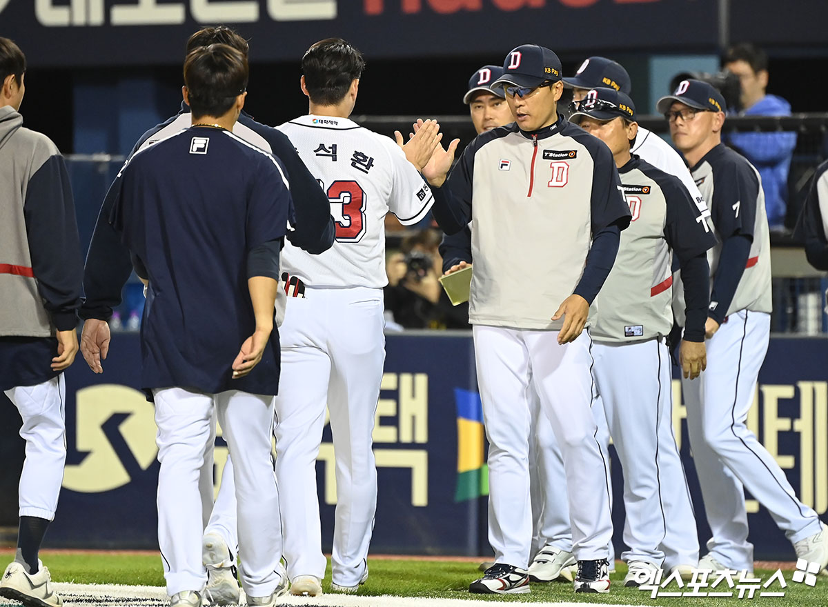 12일 오후 서울 송파구 잠실야구장에서 열린 2024 신한 SOL Bank KBO리그 KT 위즈와 두산 베어스의 더블헤더 2차전 경기, 두산이 KT에 8-4로 승리하며 8연승을 기록했다. 이날 경기에서 승리한 두산 이승엽 감독이 선수들과 하이파이브를 하고 있다. 엑스포츠뉴스 DB