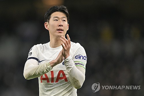 황희찬은 박지성의 프리미어리그(PL) 최다 득점 기록을 넘어서고도 한국 축구의 아이콘이었던 박지성에 대한 존경심을 드러냈다. 이번 시즌 리그에서 12골을 터트리며 박지성의 PL 통산 득점 기록을 넘어선 황희찬은 21일 인천국제공항에서 취재진을 만나 과거 박지성처럼 축구 꿈나무들에게 감동을 주고 추억을 남기는 선수가 되기 위해 노력하겠다고 다짐했다. 사진 연합뉴스