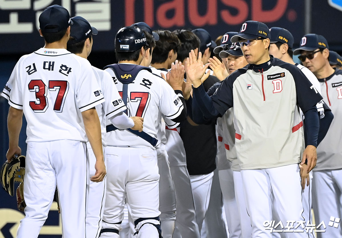 23일 오후 서울 송파구 잠실야구장에서 열린 2024 신한 SOL Bank KBO리그 SSG 랜더스와 두산 베어스의 경기, 두산이 양석환의 스리런 홈런 포함 2회에만 9점을 뽑아내며 SSG에 10-3 승리를 거뒀다. 이날 경기에서 승리한 두산 이승엽 감독이 선수들과 하이파이브를 하고 있다. 잠실, 김한준 기자