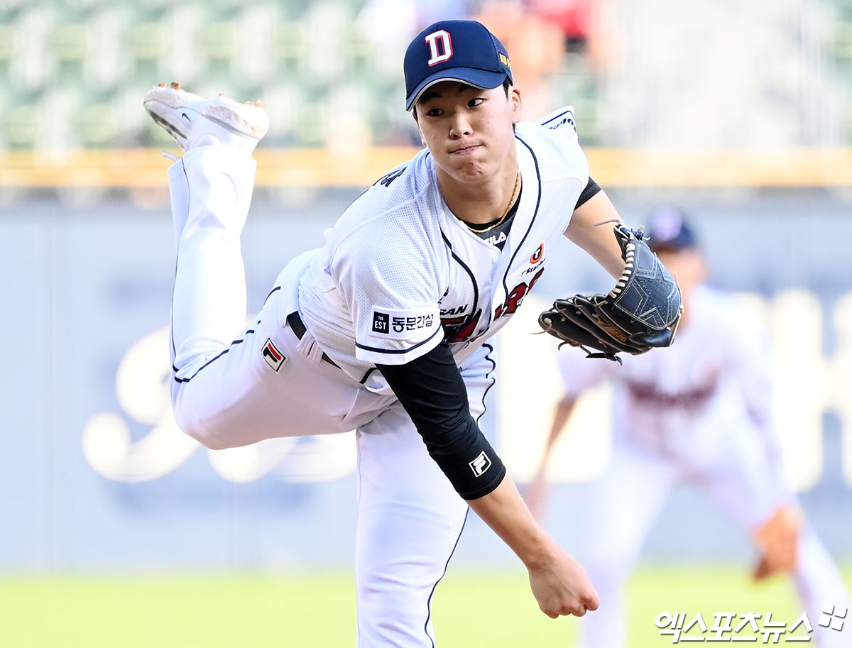 23일 오후 서울 송파구 잠실야구장에서 열린 2024 신한 SOL Bank KBO리그 SSG 랜더스와 두산 베어스의 경기, 1회초 두산 선발투수 최준호가 공을 힘차게 던지고 있다. 잠실, 김한준 기자