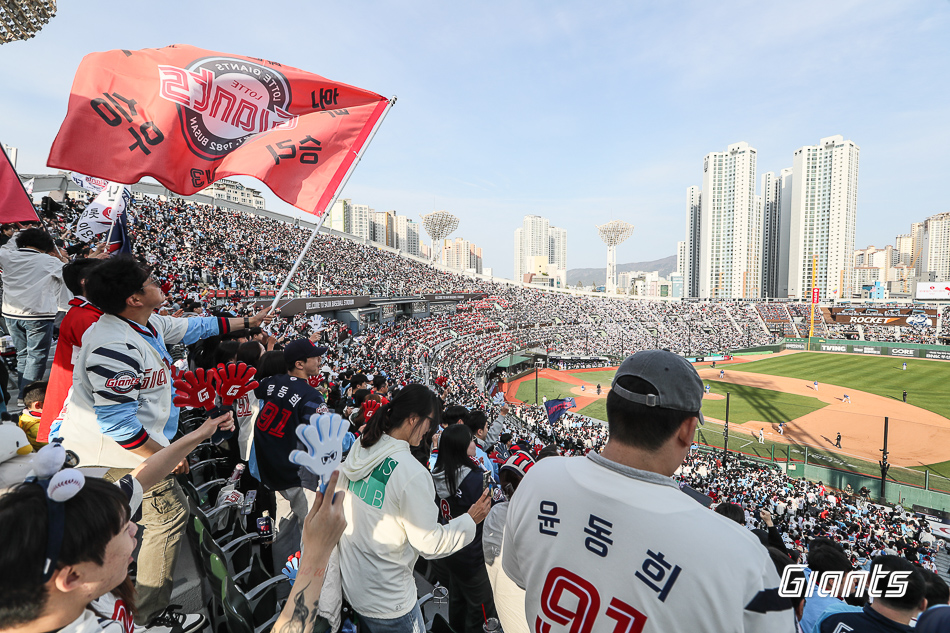 25일 부산 사직야구장에서 열린 2024 신한 SOL Bank KBO리그 롯데 자이언츠와 삼성 라이온즈의 팀 간 7차전이 매진됐다. 사직야구장 수용 가능 인원 2만 2758석이 모두 판매됐다. 홈 팀 롯데의 올 시즌 4번째 매진 경기다. 사진 롯데 자이언츠