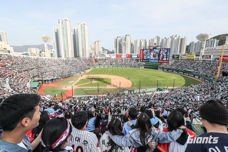 25일 부산 사직야구장에서 열린 2024 신한 SOL Bank KBO리그 롯데 자이언츠와 삼성 라이온즈의 팀 간 7차전이 매진됐다. 사직야구장 수용 가능 인원 2만 2758석이 모두 판매됐다. 홈 팀 롯데의 올 시즌 4번째 매진 경기다. 사진 롯데 자이언츠