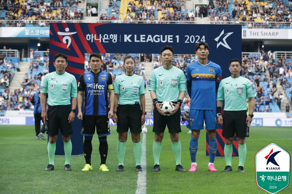 인천과 광주가 25일 인천축구전용경기장에서 열린 인천 유나이티드와의 '하나은행 K리그1 2024' 14라운드 원정 경기에서 최경록의 선제 골과 무고사의 동점골로 1-1 무승부를 거뒀다.   양팀은 승점 1점을 나눠 가졌다. 인천이 6위(4승 6무 4패 승점 18)를 지켰고 광주는 7위(5승 1무 8패 승점 16)에 머물렀다. 한국프로축구연맹