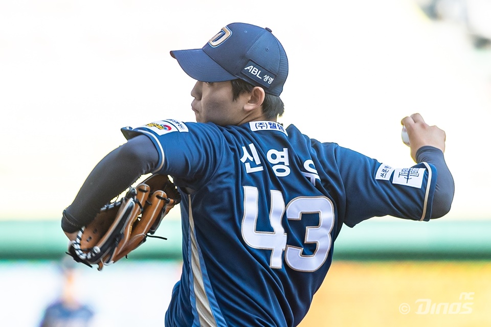 신영우는 25일 잠실구장에서 열린 '2024 신한 SOL Bank KBO 리그' LG와 주말 3연전 두 번째 경기에서 팀의 다섯 번째 투수로 구원 등판했다. 3⅔이닝 2실점 7볼넷으로 제구 보안에 관한 숙제를 안고 통산 세 번째 등판을 마무리했다. NC 다이노스