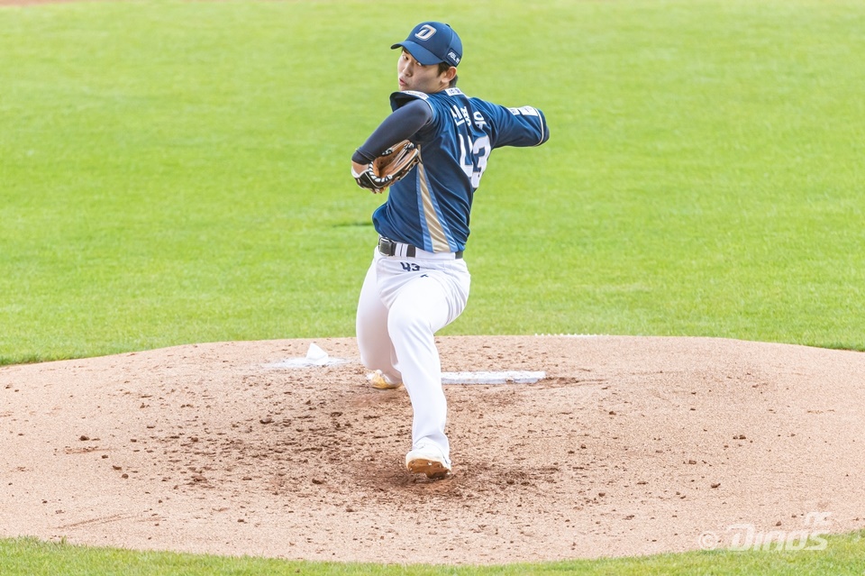 신영우는 25일 잠실구장에서 열린 '2024 신한 SOL Bank KBO 리그' LG와 주말 3연전 두 번째 경기에서 팀의 다섯 번째 투수로 구원 등판했다. 3⅔이닝 2실점 7볼넷으로 제구 보안에 관한 숙제를 안고 통산 세 번째 등판을 마무리했다. NC 다이노스 