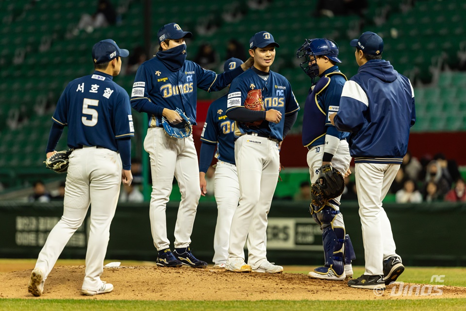 신영우는 25일 잠실구장에서 열린 '2024 신한 SOL Bank KBO 리그' LG와 주말 3연전 두 번째 경기에서 팀의 다섯 번째 투수로 구원 등판했다. 3⅔이닝 2실점 7볼넷으로 제구 보안에 관한 숙제를 안고 통산 세 번째 등판을 마무리했다. NC 다이노스 