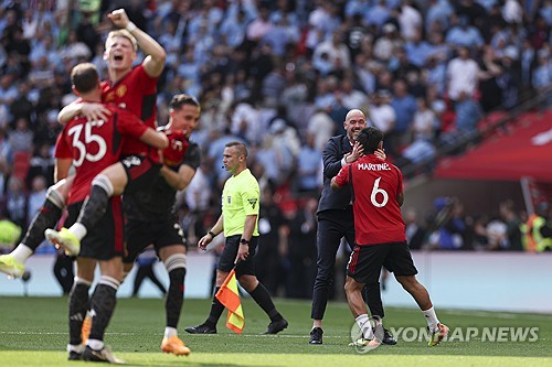 경질 위기에 놓였던 에릭 텐하흐 맨체스터 유나이티드 감독이 FA컵 우승으로 대반전을 이룰 가능성이 생겼다. 영국 인디펜던트, BBC, 디애슬레틱 등 현지 언론에 의하면 맨유 고위층들은 텐하흐의 맨유가 라이벌 맨체스터 시티를 꺾고 FA컵 우승에 성공한 후 텐하흐에 대한 내부 평가를 시작했다. 앞서 FA컵 결과에 상관 없이 텐하흐 경질을 결정했다고 알려진 맨유가 기존 결정을 뒤엎고 텐하흐와 동행을 계속 이어갈지 관심이 집중된다. 연합뉴스