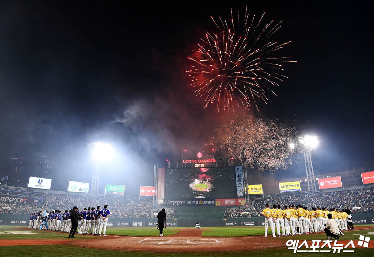 15일 오후 부산 사직야구장에서 열린 2023 신한은행 SOL KBO 올스타전 드림 올스타와 나눔 올스타의 경기, 나눔이 8-4의 스코어로 승리했다. 경기 종료 후 양 팀 선수들이 불꽃놀이를 바라보고 있다. 엑스포츠뉴스 DB